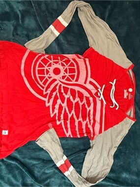 Women’s Red Wings Hooded Raglan Top (M)